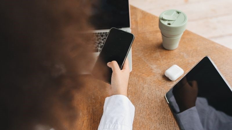 Người phụ nữ dùng tai nghe Bluetooth bị rè gần lò vi sóng