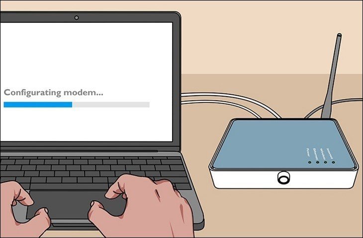 Người phụ nữ làm việc trên laptop gần điểm phát sóng WiFi để có kết nối ổn định hơn