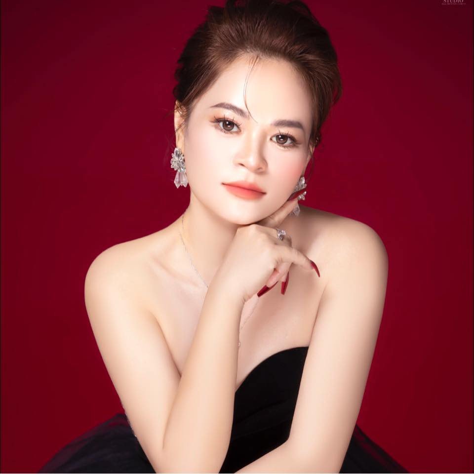 Người phụ nữ trẻ đeo túi đeo chéo màu tối, thể hiện sự linh hoạt và độ bền của chất liệu túi xách laptop 14 inch