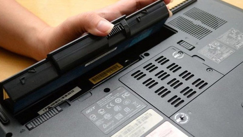 Nguồn điện ổ cắm và dây sạc, minh họa rủi ro khi sử dụng nguồn điện trực tiếp không ổn định thay vì pin laptop Dell.