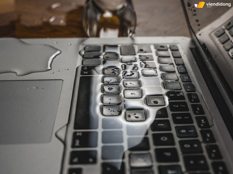 Nguyên nhân laptop vô nước không lên nguồn do bất cẩn