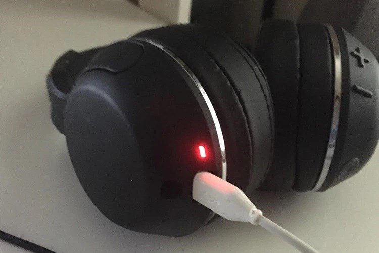 Nhận biết lượng pin qua đèn báo trên thiết bị