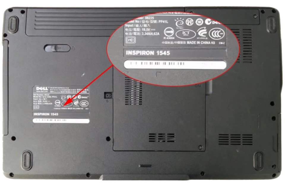 Nhãn dán dưới đáy laptop chứa thông tin model