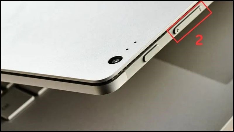 Nhấn giữ đồng thời nút âm lượng và nguồn để khởi động lại Surface