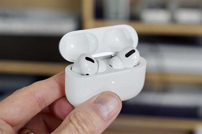Nhấn giữ nút ghép nối trên hộp sạc AirPod để kích hoạt chế độ dò tìm Bluetooth