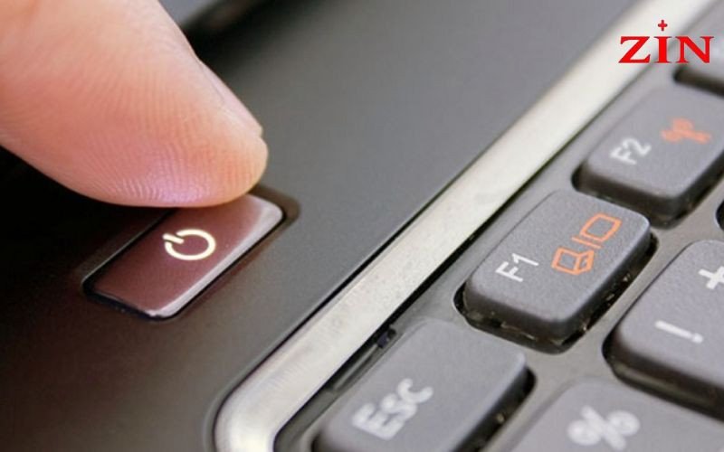 Nhấn giữ nút nguồn là cách tắt laptop bị đơ nhanh chóng nhưng cần cẩn trọng