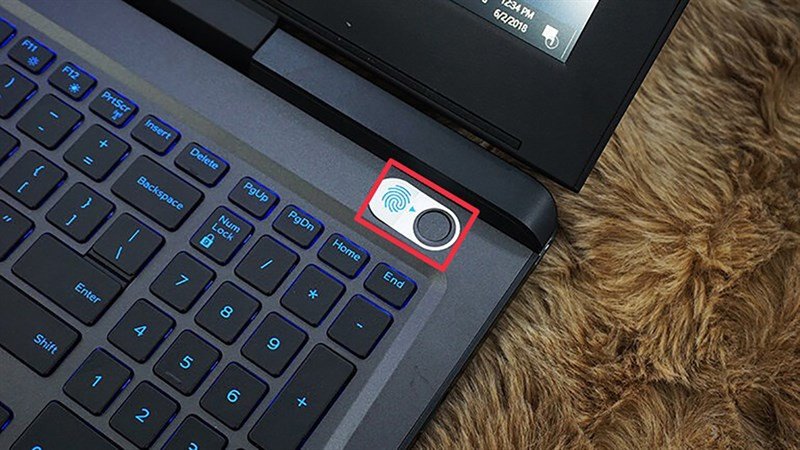 Nhấn nút nguồn để tắt máy khi laptop đang dùng bị đơ