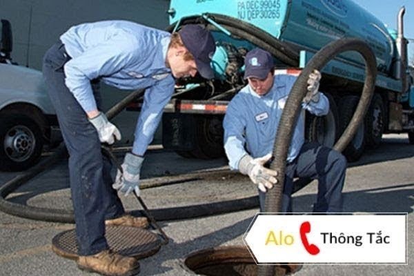Nhân viên chuyên nghiệp đang thực hiện công việc vệ sinh hầm cầu tại Nghệ An