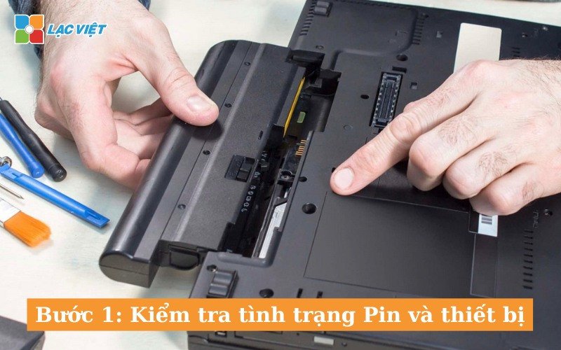 Nhân viên kiểm tra tình trạng Pin và thiết bị