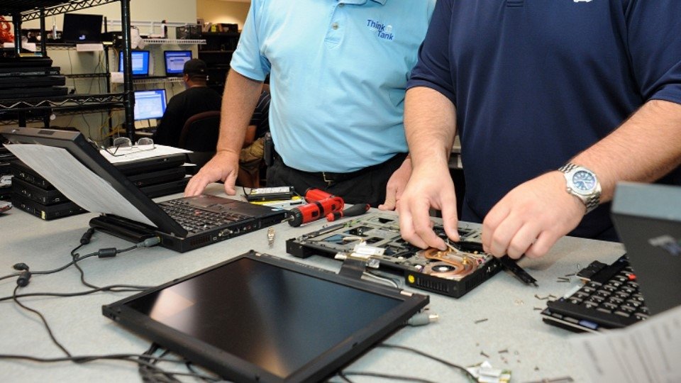 Nhân viên Tin Học Vũ Dương tư vấn giải pháp sửa chữa laptop