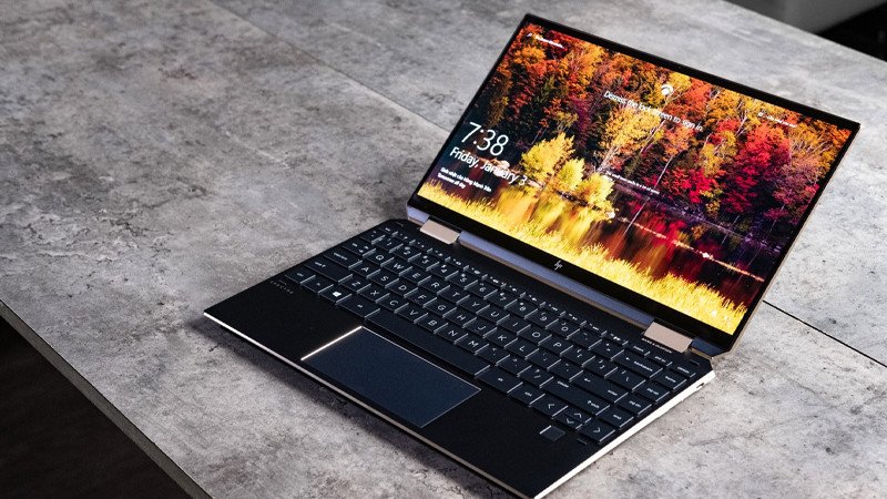Nhân viên văn phòng làm việc trên laptop HP mỏng nhẹ, minh họa tính di động và hiệu quả của laptop HP cho người dùng văn phòng