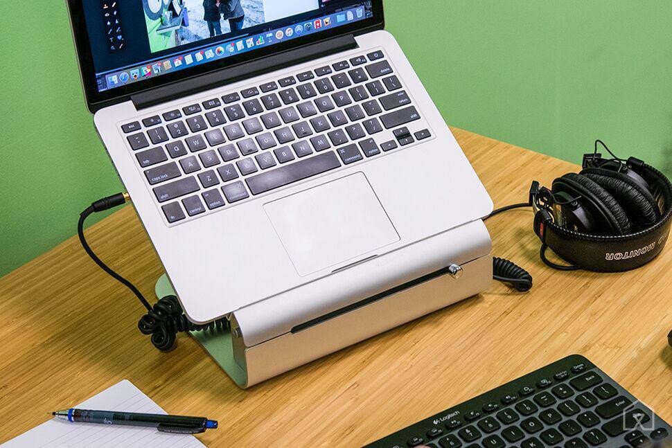 Nhiều thiết bị ngoại vi như màn hình ngoài, bàn phím, chuột kết nối với laptop, tối ưu hóa không gian làm việc.