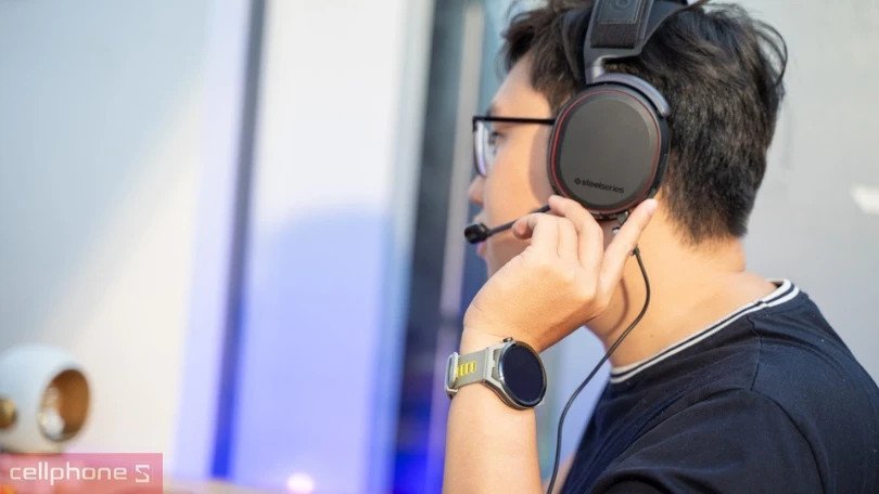 Nhược điểm dây vướng víu của tai nghe máy tính có dây khi di chuyển