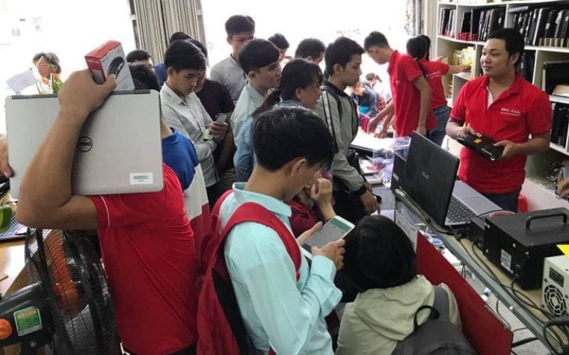 Nội thất cửa hàng Kim Anh Computer, nơi cung cấp dịch vụ sửa laptop chất lượng cao và đa dạng linh kiện.