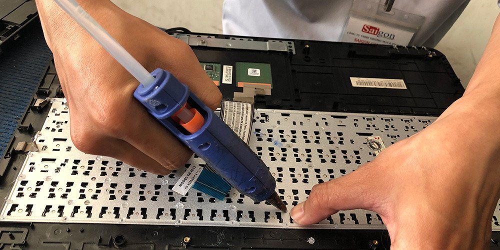 Nội thất laptop và các công cụ sửa chữa, hình ảnh phù hợp cho việc thay thế và nâng cấp linh kiện ram laptop