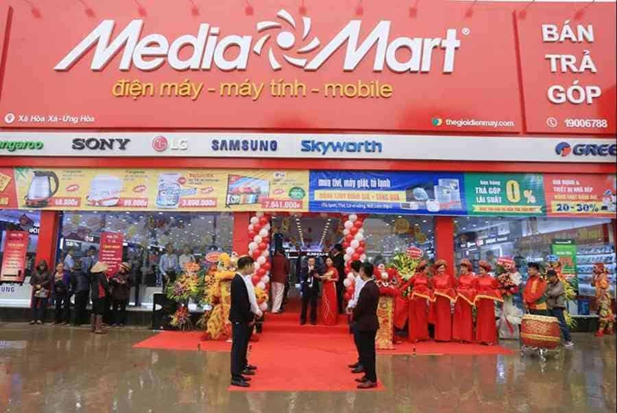 Nội thất siêu thị điện máy MediaMart với khu vực trưng bày laptop tại Hà Nội