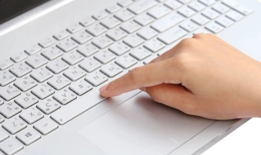 Nút bật Touchpad được nhấn bằng phím cách, minh họa cách kích hoạt chuột cảm ứng laptop