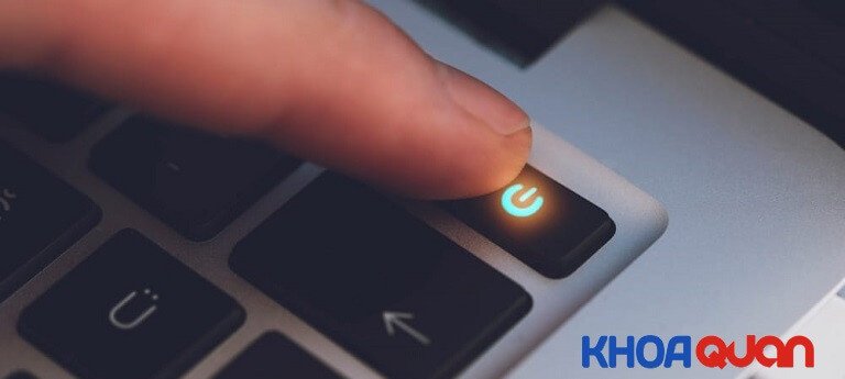 Nút nguồn trên laptop thể hiện vai trò khởi động thiết bị.