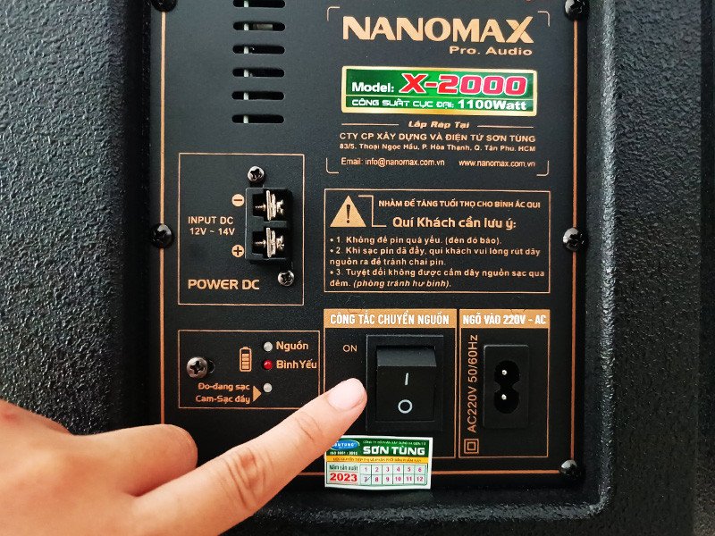 Nút nguồn trên loa kéo, một bước quan trọng trong cách reset loa kéo bluetooth