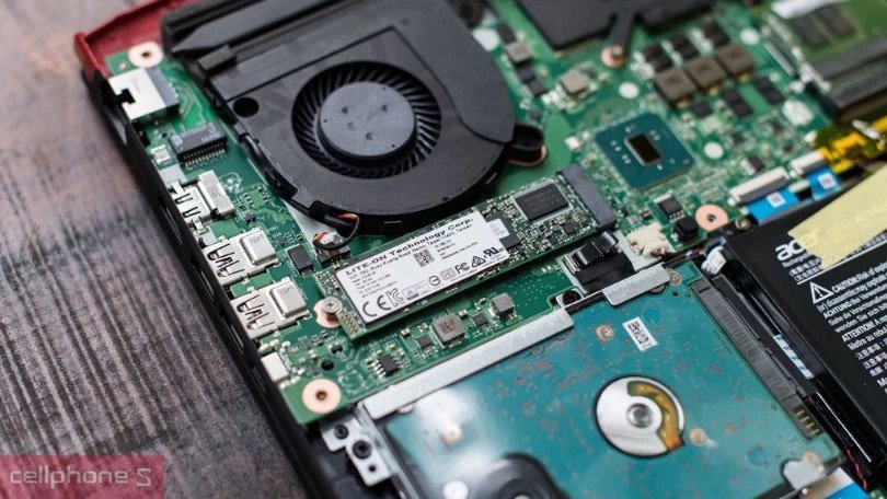 Ổ cứng SSD tốc độ cao trên laptop gaming giúp tải game và ứng dụng nhanh chóng.