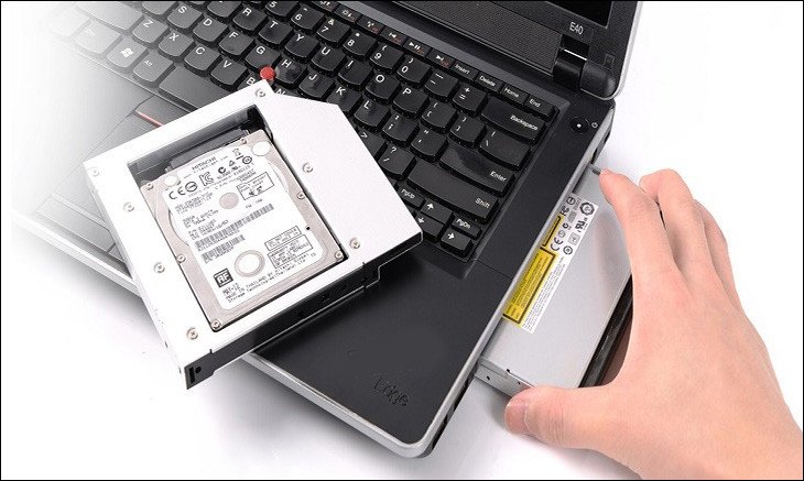 Ổ cứng SSD từ PC và laptop đều có chân cắm tín hiệu và nguồn giống nhau đối với chuẩn SATA
