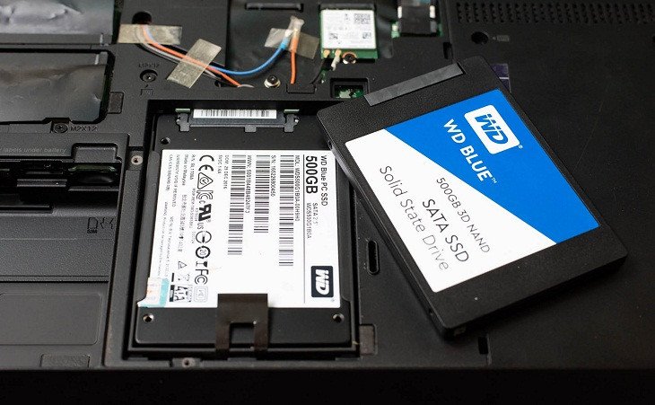 Ổ cứng SSD và HDD đặt cạnh nhau, minh họa sự thay thế để cải thiện tốc độ và hiệu suất laptop