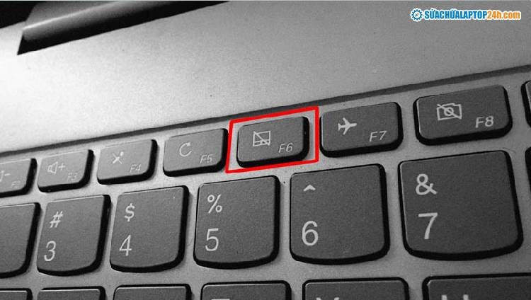 Phím chức năng trên bàn phím laptop có biểu tượng touchpad, dùng để kích hoạt hoặc vô hiệu hóa chuột cảm ứng khi bàn phím chuột laptop bị liệt.
