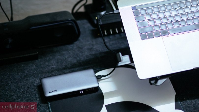 Pin dự phòng Aukey bền bỉ, giá cả phải chăng cho laptop