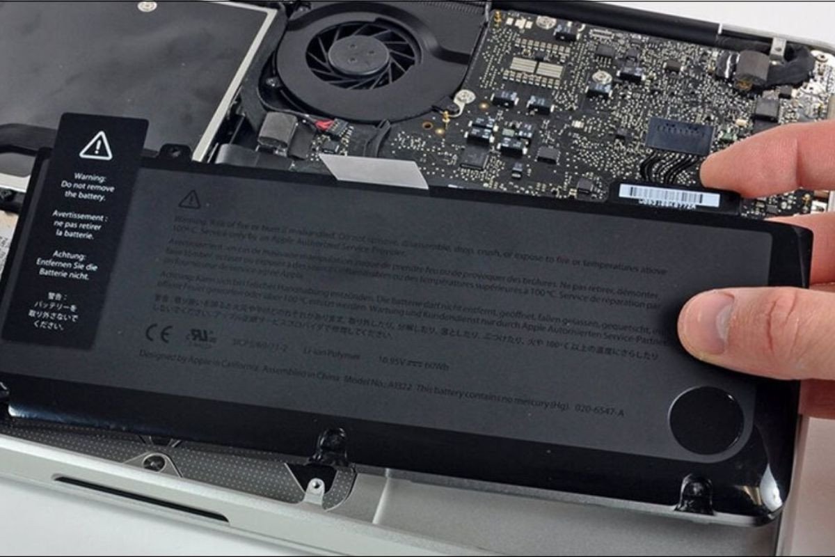 Pin laptop bị chai hoặc hỏng là nguyên nhân máy tính xách tay tự tắt
