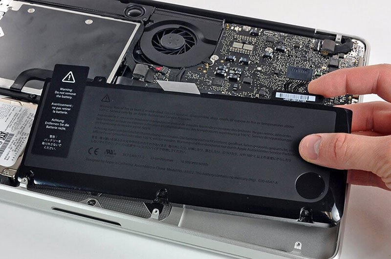 Pin laptop bị hỏng có thể gây ra lỗi màn hình laptop k lên