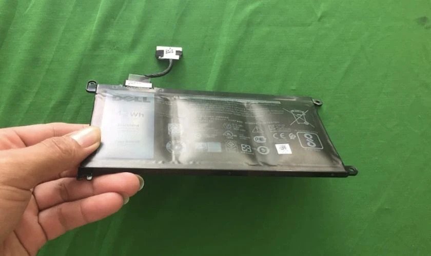 Pin laptop bị phồng hoàn toàn không thể làm xẹp lại một cách an toàn