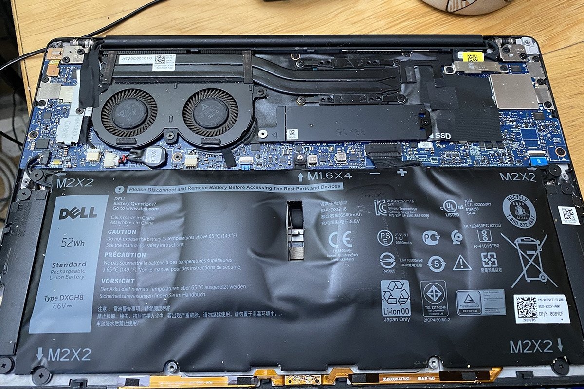 Pin laptop đang được tháo rời, biểu tượng cho việc cần kiểm tra chai pin và thay thế