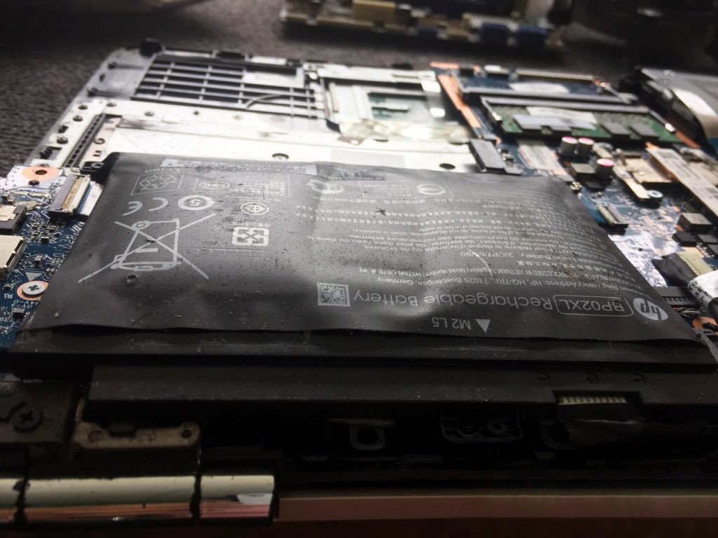 Pin laptop HP bị phồng gây biến dạng vỏ máy