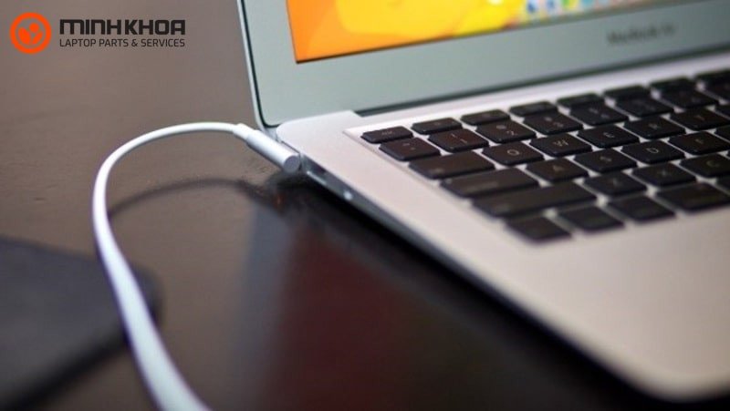 Pin laptop HP rời đang được tháo lắp để kiểm tra