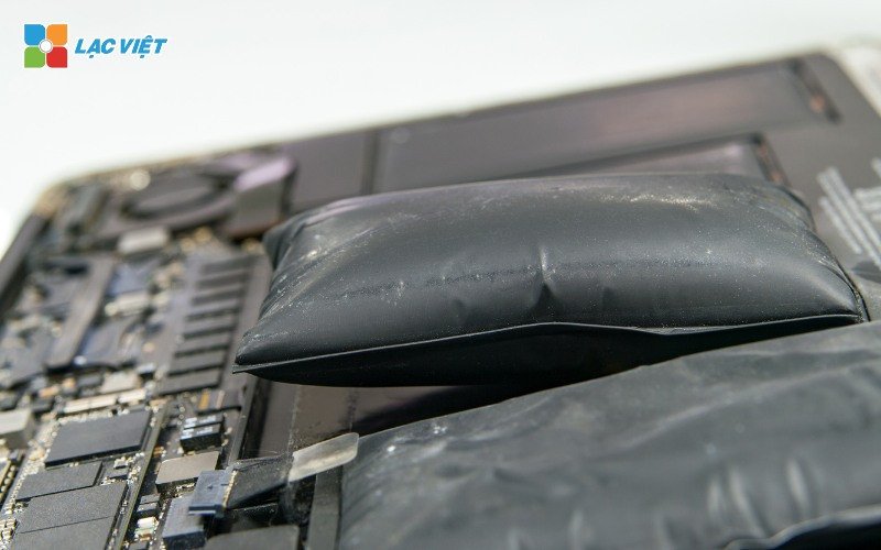 Pin sưng có thể gây hỏng vỏ máy, làm cong bàn phím hoặc trackpad