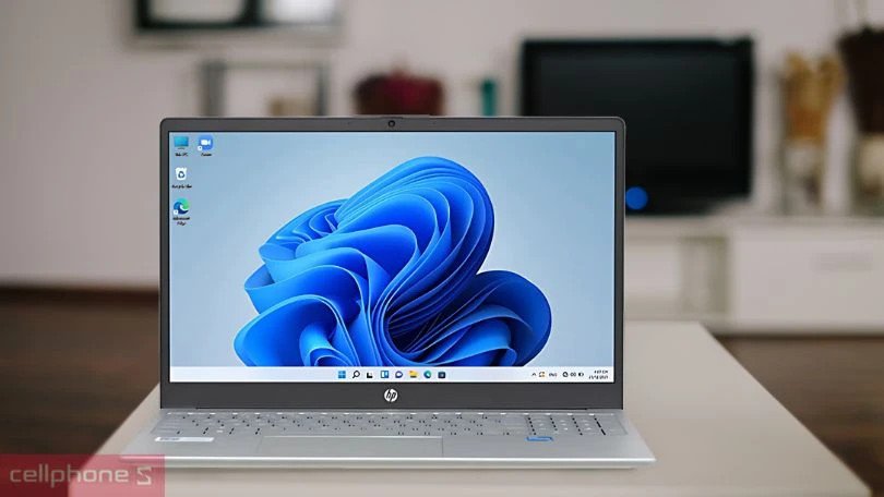 Pin và các cổng kết nối đa dạng của laptop HP 15-fd0305tu a2nl6pa