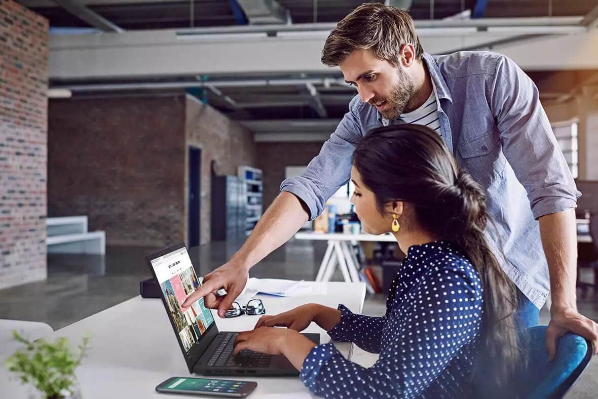 Quản trị viên IT đánh giá các tính năng bảo mật mạnh mẽ của laptop X1 Carbon Gen 6 trong môi trường doanh nghiệp.