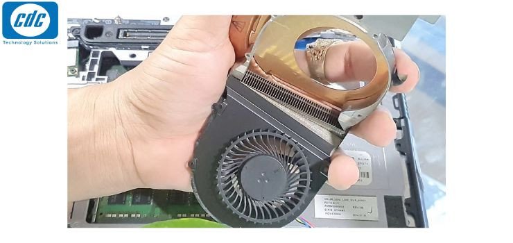 Quạt tản nhiệt laptop bám đầy bụi