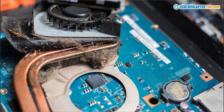 Quạt tản nhiệt laptop bị bám đầy bụi bẩn gây tắc nghẽn và hư hỏng
