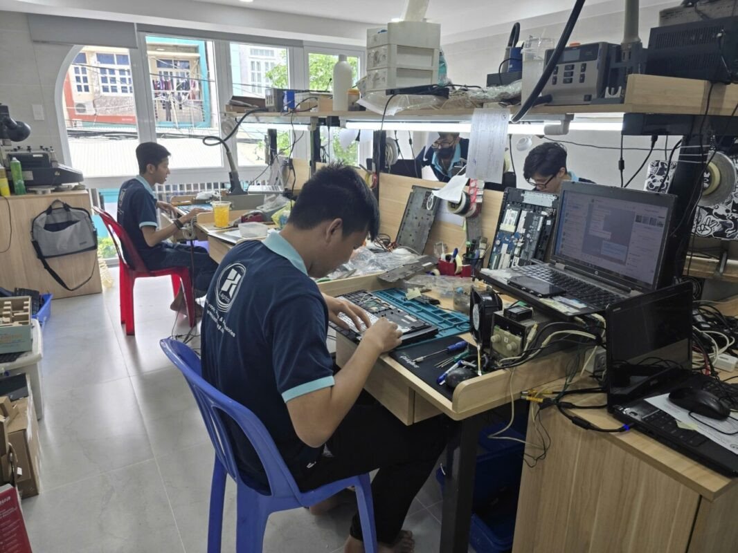 Quy trình kiểm tra và định giá laptop cũ tại cửa hàng