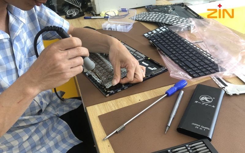 Quy trình thay bàn phím laptop tại các trung tâm chuyên nghiệp được thực hiện bài bản, tỉ mỉ, đảm bảo chất lượng và uy tín