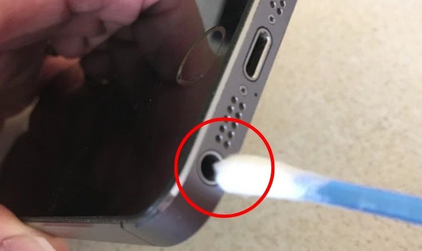Quy trình vệ sinh cổng cắm tai nghe Lightning trên iPhone để khắc phục lỗi tai nghe trên iPhone