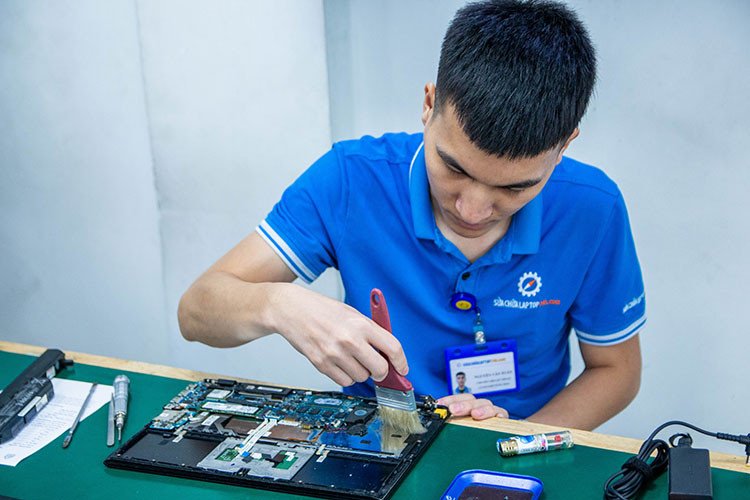 Quy trình vệ sinh laptop chuyên nghiệp bao gồm thay keo tản nhiệt