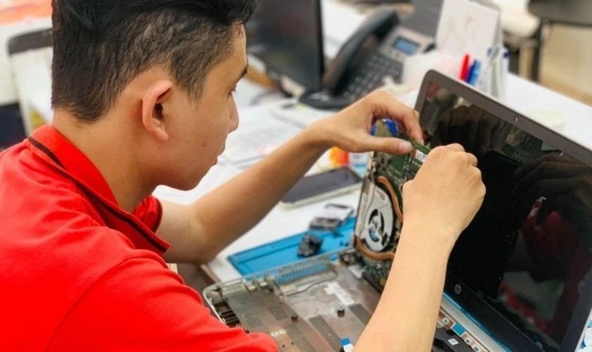 Quyết định thay thế màn hình laptop bị ám đỏ tại cơ sở chuyên nghiệp
