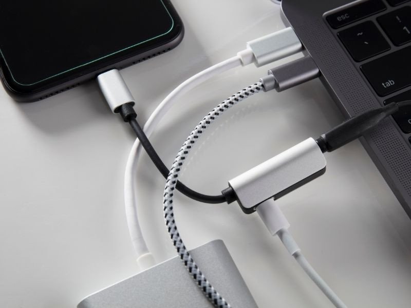 Rút bớt các thiết bị ngoại vi kết nối để giảm tải cho laptop, tránh sập nguồn