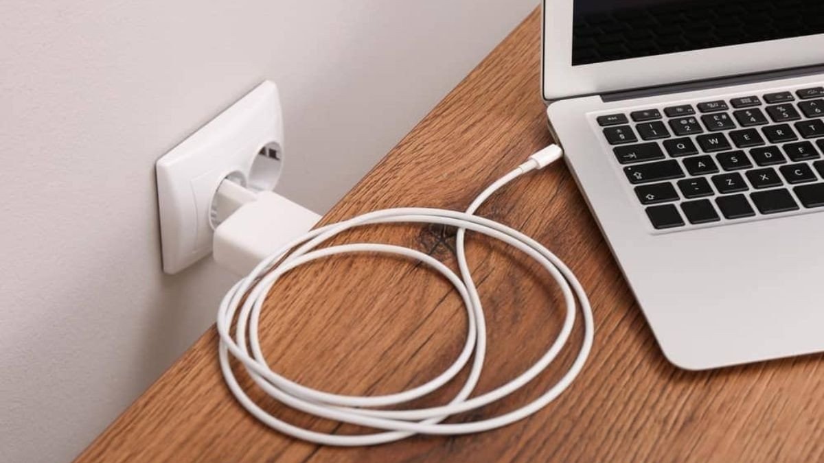 Rút sạc laptop khi pin đã đạt 100% dung lượng.