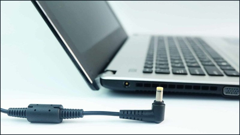 Rút sạc và tắt nguồn laptop trước khi vệ sinh
