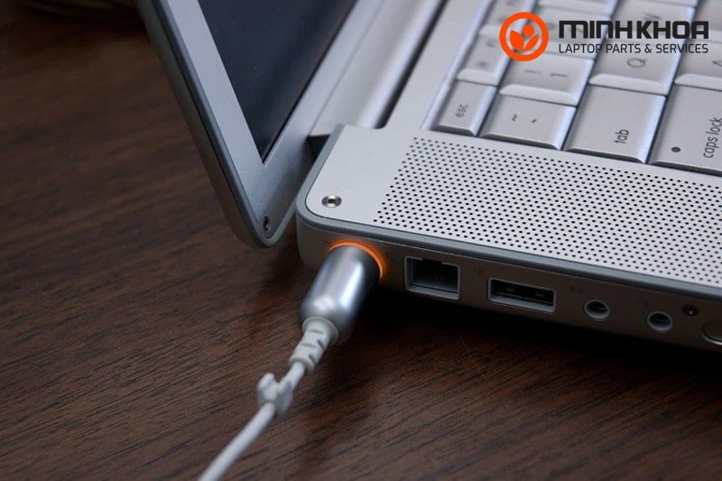 Sạc adapter chính hãng cho laptop HP kết nối với ổ điện