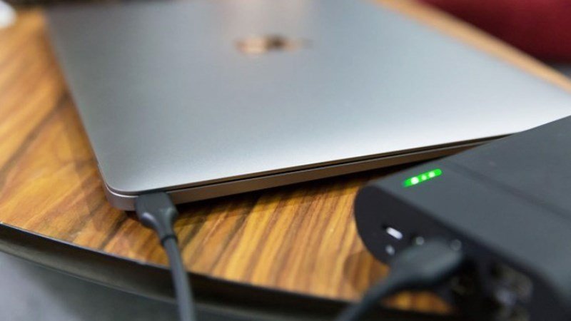 Sạc laptop qua cổng USB Type-C là phương pháp an toàn khi không mang sạc gốc