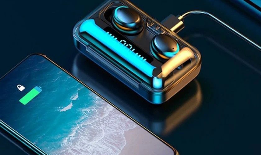 Sạc tai nghe Bluetooth M10 trong hộp sạc, hiển thị đèn báo trạng thái sạc